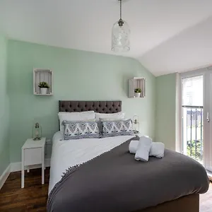 Holiday home Sea View Sleeps 7, The Mumbles
